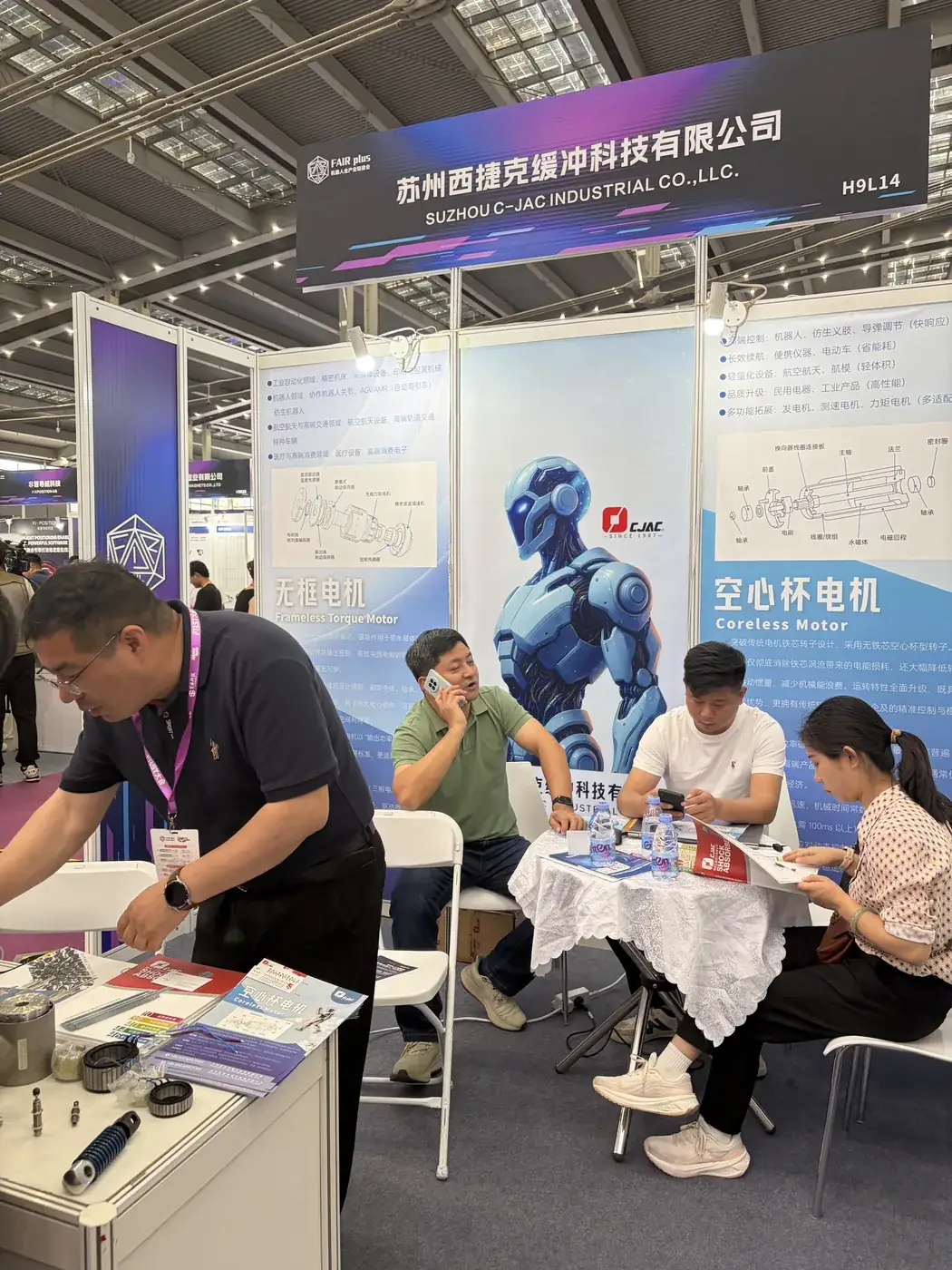 Face-to-face negotiation with a supplier at a trade fair
